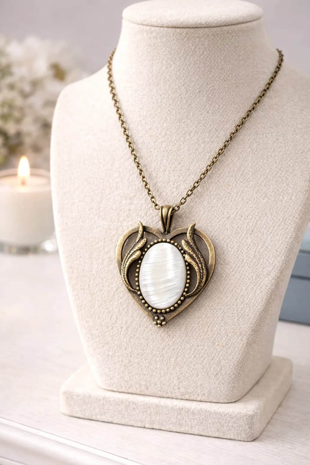 Collier Cœur de Lumière – Nacre & Bronze Élégant